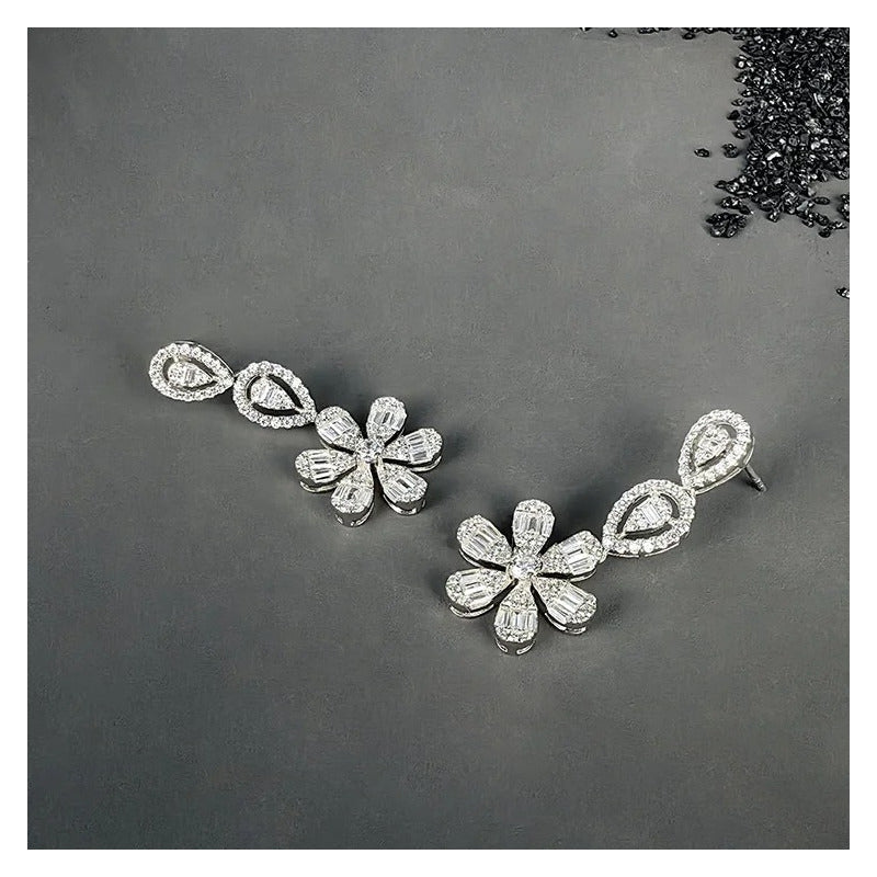 Aretes Moissanita 4.5 Ct. Colgantes Largos Florecita Plata. Plateado