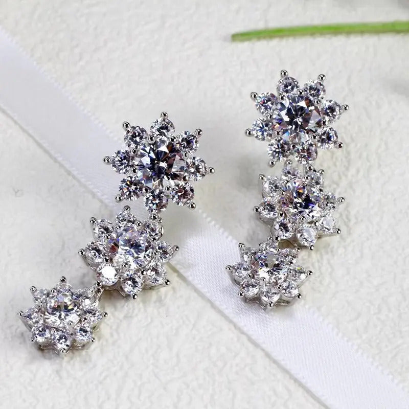 Aretes Flor 3 Rosetas 5.8 Kilates De Moissanita De Lab Plata Plateado