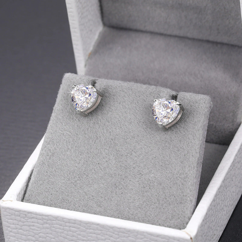 Aretes Moissanita Corte Corazón & Heart 6.5mm 2ct Plata 925. Plateado