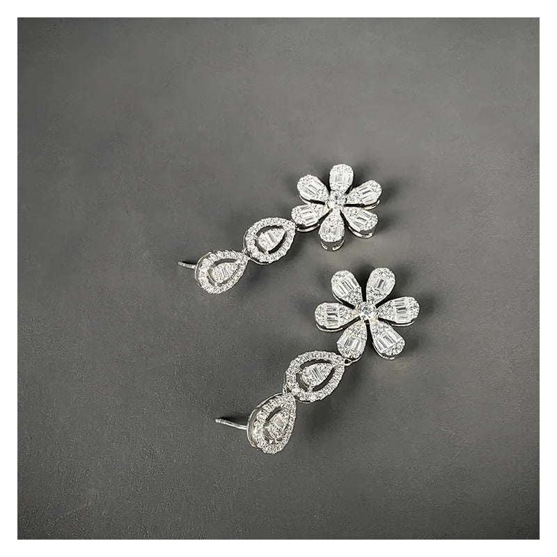 Aretes Moissanita 4.5 Ct. Colgantes Largos Florecita Plata. Plateado