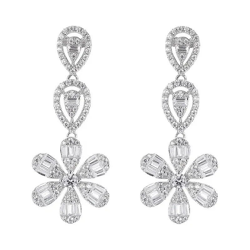 Aretes Moissanita 4.5 Ct. Colgantes Largos Florecita Plata. Plateado